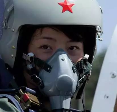 揭秘殲-10女飛行員犧牲真相，英雄背后的故事令人動容，揭秘殲-10女飛行員犧牲真相，英雄背后的感人故事