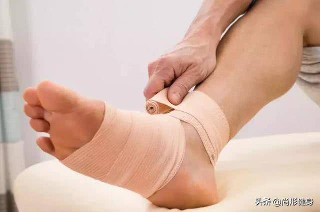 腳崴了腳側(cè)面鼓個(gè)包怎么辦？——全方位指南，腳崴后側(cè)面出現(xiàn)鼓包怎么辦？全方位指南幫你解決煩惱！
